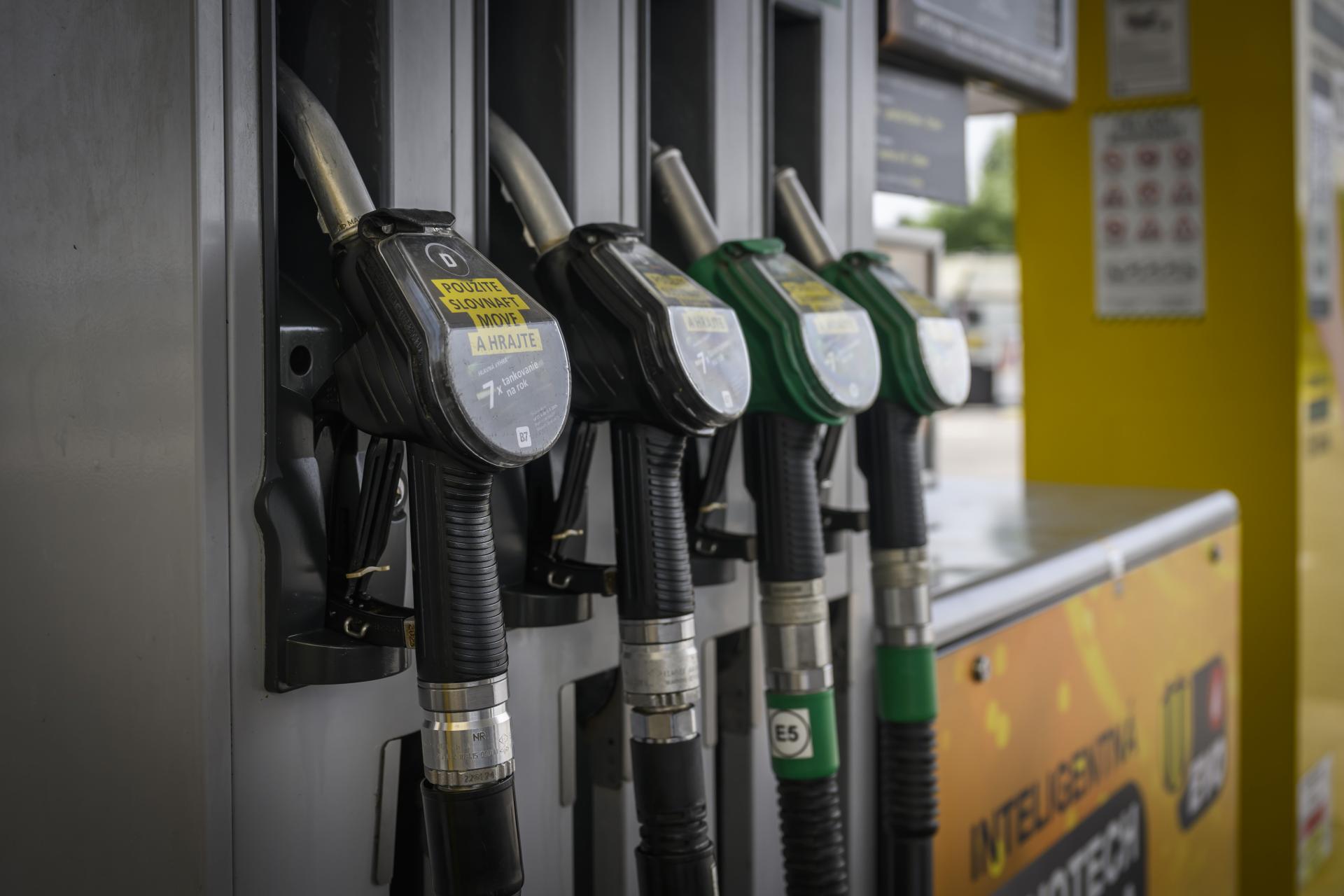 Motoristi si tento týždeň výrazne priplatili: Ceny na čerpacích staniciach dosiahli trojmesačné maximum
