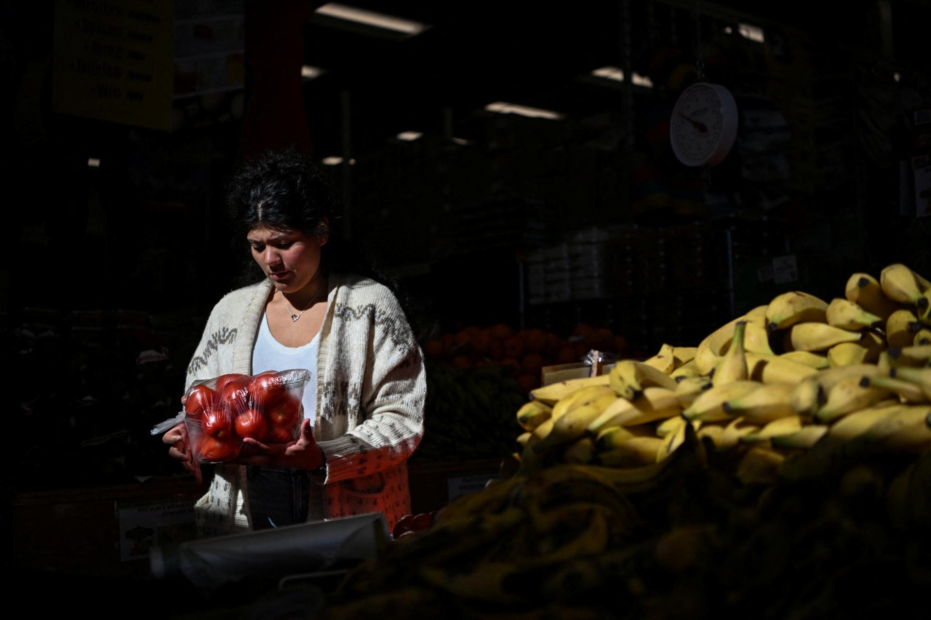 Inflácia v USA zrýchlila, výdavky domácností prvýkrát od januára klesli