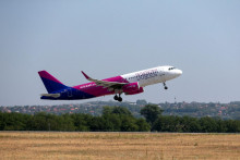 Lietadlo aerolínií Wizz Air vzlieta z budapeštianskeho letiska. FOTO: REUTERS