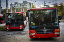 Na linke 98 bude zriadená nová zastávka Zrkadlový háj, ktorá sa nachádza v blízkosti križovatky s električkovou traťou. Linka tak prestane obsluhovať zastávku Romanova v oboch smeroch. FOTO: TASR/Jaroslav Novák