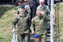 Španielsky kráľ Filip VI. (vľavo), slovenský prezident Peter Pellegrini (vpravo) a slovenský minister obrany Robert Kaliňák (druhý zľava) prichádzajú sledovať bojové ukážky v centre výcviku Lešť. FOTO: TASR