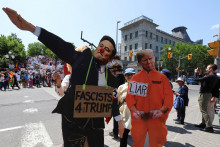 Demonštranti držia podobizne Elona Muska a Donalda Trumpa počas protestu, ktorý sa 14. júna konal v Ottawe pred kanadským summitom G7. FOTO: Reuters