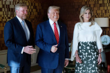 Americký prezident Donald Trump pózuje s holandským kráľom Willemom Alexandrom a kráľovnou Maximou v paláci Paleis Huis ten Bosch v Haagu. FOTO: Reuters