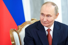 Vladimir Putin meets. FOTO: REUTERS