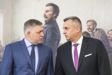 Premiér Robert Fico a podpredseda parlamentu Andrej Danko počas podpisu memoranda o porozumení v októbri 2023. FOTO: TASR/J. Novák