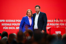 Lars Klingbeil a Bärbel Basová. FOTO: REUTERS