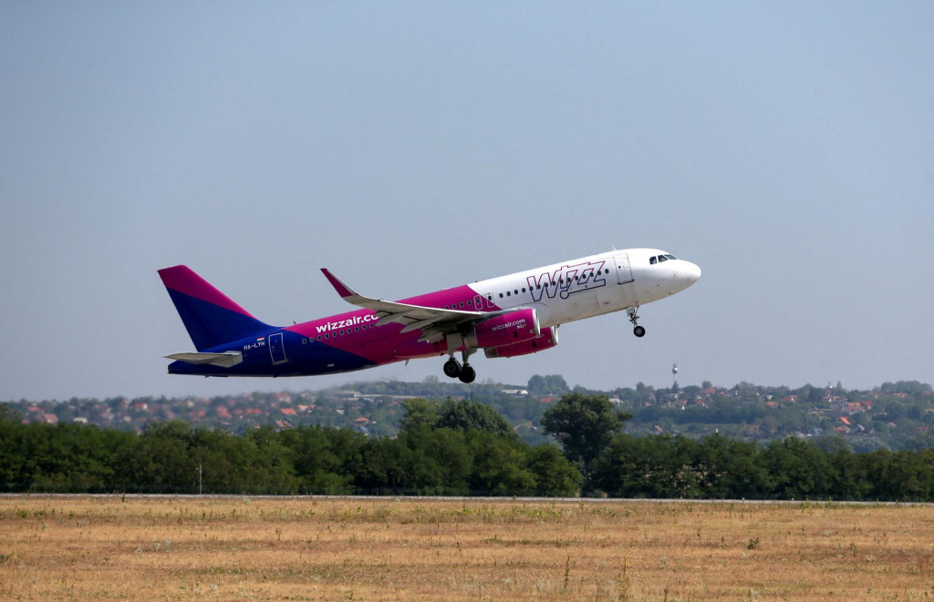 Lietadlo aerolínií Wizz Air vzlieta z budapeštianskeho letiska. FOTO: REUTERS