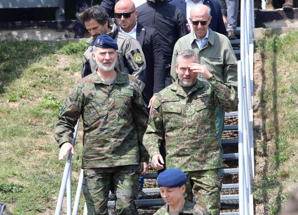 &Scaron;panielsky kr&aacute;ľ Filip VI. (vľavo), slovensk&yacute; prezident Peter Pellegrini (vpravo) a slovensk&yacute; minister obrany Robert Kaliň&aacute;k (druh&yacute; zľava) prich&aacute;dzaj&uacute; sledovať bojov&eacute; uk&aacute;žky v centre v&yacute;cviku Le&scaron;ť. FOTO: TASR