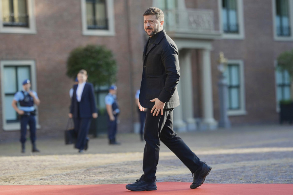 Ukrajinský prezident Volodymyr Zelenskyj prichádza na formálnu večeru pred summitom NATO v holandskom Haagu. FOTO: TASR/AP