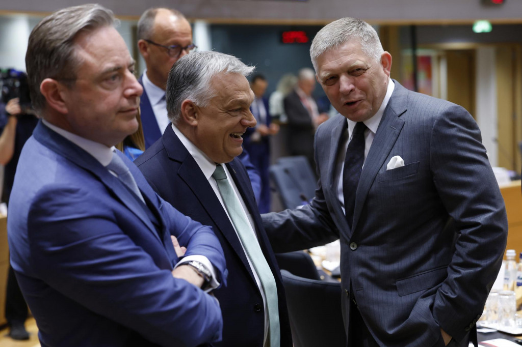 Zľava belgický premiér Bart De Wever, maďarský premiér Viktor Orbán a premiér Slovenska Robert Fico pred rokovaním za okrúhlym stolom na summite EÚ. FOTO: TASR/AP
