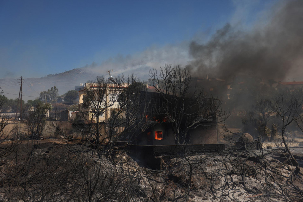 Dom v plameňoch v dedine Thymari neďaleko Atén. FOTO: Reuters