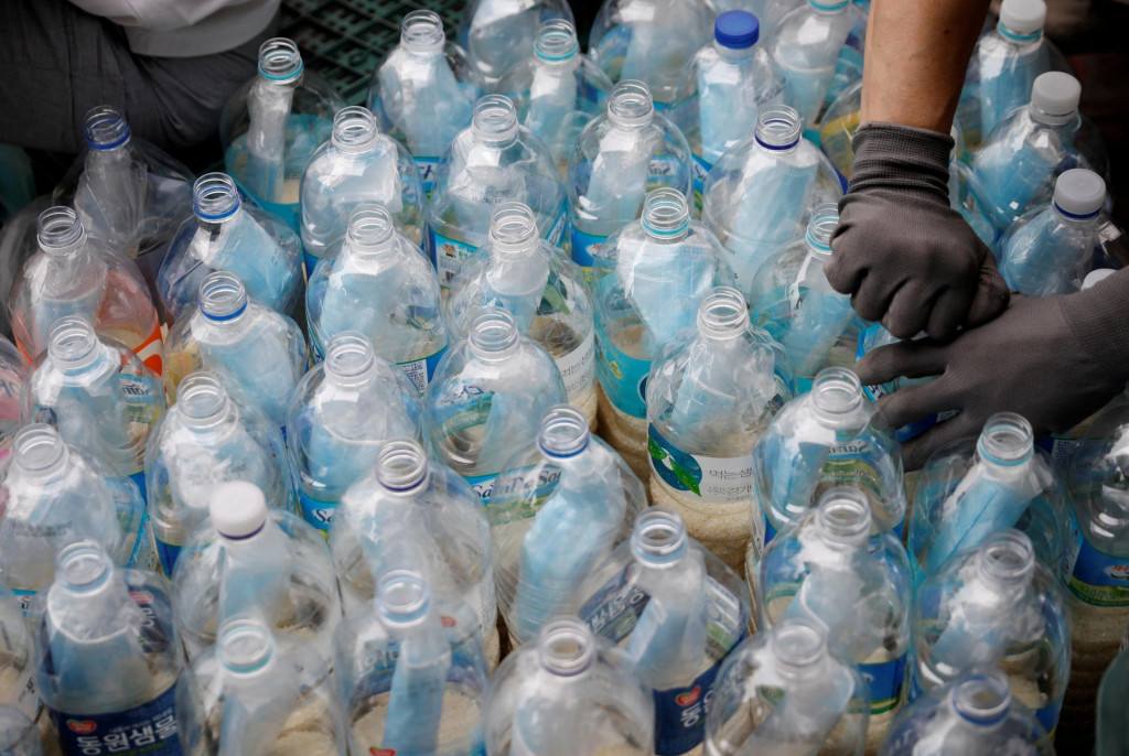 Američania sa cez more pri ostrove Kanghwa pokúšali poslať do Severnej Kórey tisíce plastových fliaš naplnených ryžou, dolárovými bankovkami a výtlačkami biblií. FOTO: Reuters