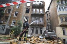 Hasič hasí požiar obytnej budovy po ruskom dronovom útoku na ukrajinské mesto Odesa 20. júna 2025. FOTO: TASR/AP