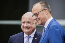 Nemecký kancelár a líder nemeckých kresťanských demokratov Friedrich Merz (vpravo) víta rakúskeho kancelára Christiana Stockera počas privítania pred ich stretnutím v Berlíne. FOTO: TASR/AP