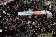 Ľudia sa zúčastňujú pohrebného sprievodu iránskych vojenských veliteľov a jadrových vedcov, ktorí zahynuli pri izraelských útokoch. FOTO: Reuters