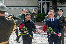 Poľsk&yacute; prezident Andrzej Duda (vpravo) a ukrajinsk&yacute; prezident Volodymyr Zelenskyj počas položenia červen&yacute;ch ruž&iacute; k Pam&auml;tn&iacute;ku padl&yacute;ch hrdinov vo vojne v Kyjeve. FOTO: TASR/PAP