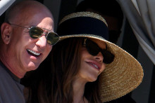 Zakladateľ Amazonu Jeff Bezos a jeho manželka Lauren Sanchezová. FOTO: Reuters