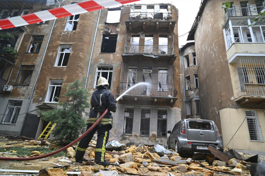 Hasič hasí požiar obytnej budovy po ruskom dronovom útoku na ukrajinské mesto Odesa 20. júna 2025. FOTO: TASR/AP