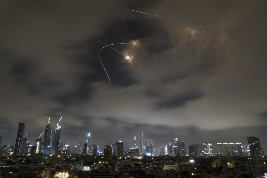 Izraelský systém protivzdušnej obrany odpaľuje rakety počas iránskeho útoku nad Tel Avivom. FOTO: TASR/AP