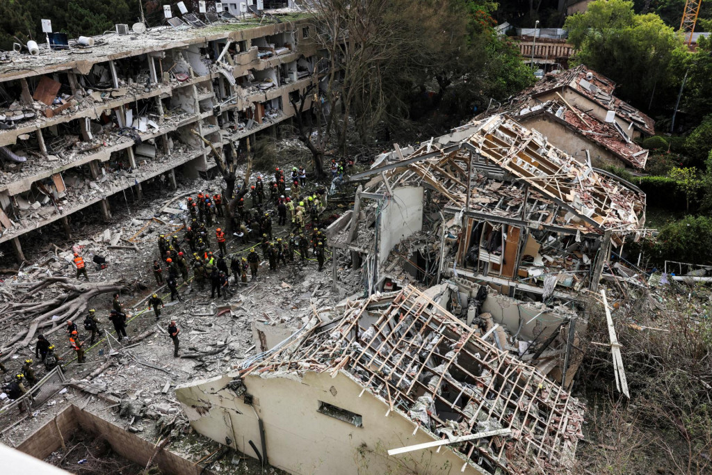 Zničené domy v Tel Avive. FOTO: Reuters