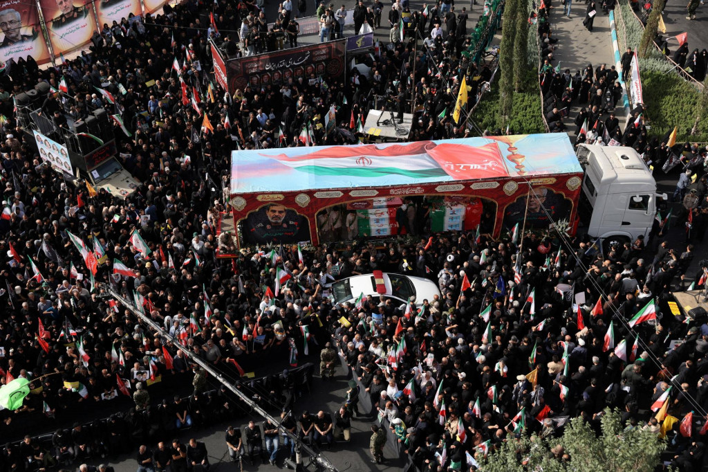 Ľudia sa zúčastňujú pohrebného sprievodu iránskych vojenských veliteľov a jadrových vedcov, ktorí zahynuli pri izraelských útokoch. FOTO: Reuters