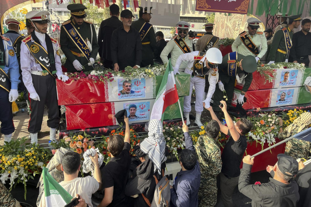 Ľudia plačú nad truhlami s pozostatkami iránskych jadrových vedcov zabitých pri izraelských náletoch počas štátneho pohrebu v Teheráne. FOTO: TASR/AP