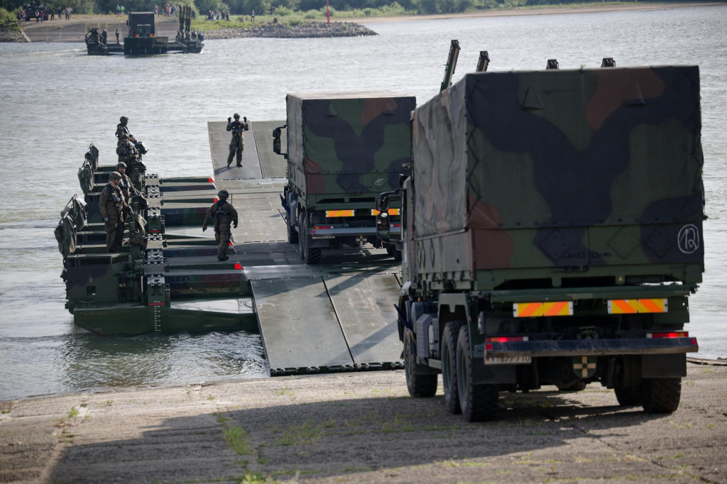 Trajekt prepravuje vozidlá cez rieku Rýn v rámci spoločného vojenského cvičenia Nemecka, Spojeného kráľovstva, Holandska a Talianska v meste Kalkar v blízkosti nemecko-holandských hraníc. FOTO: TASR/DPA