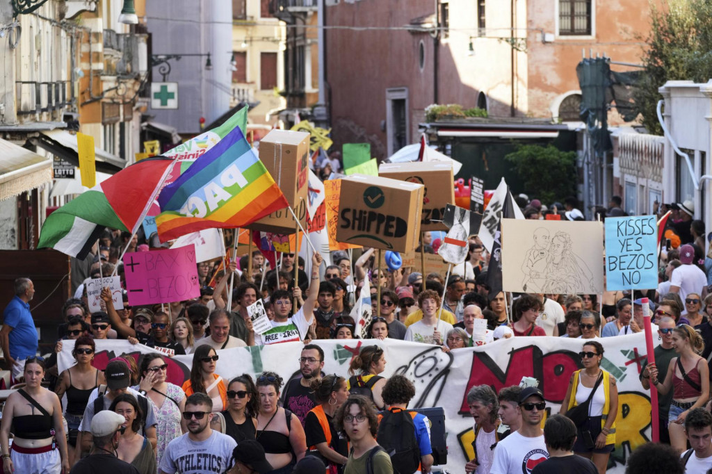 Aktivisti protestujú v Benátkach proti rozporuplnej trojdňovej svadbe Jeffa Bezosa a Lauren Sanchezovej. FOTO: TASR/AP