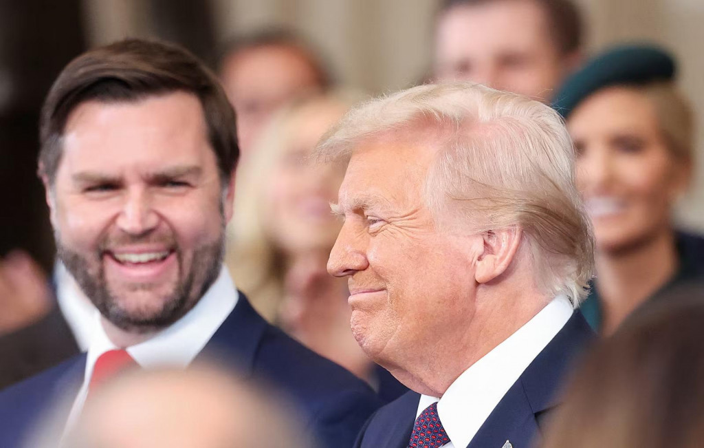 Donald Trump (vpravo) a J. D. Vance (vľavo) na pódiu pred zložením prísahy počas inauguračného ceremoniálu v Rotunde Kapitole vo Washingtone. FOTO: Reuters