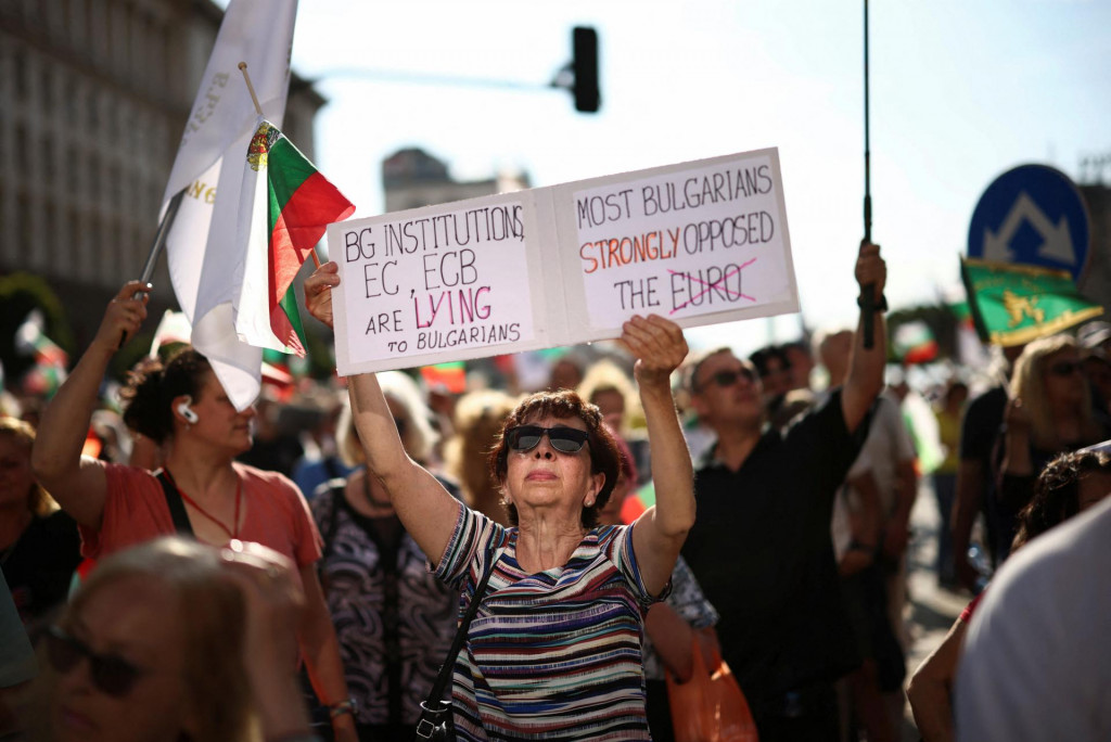 Protestujúca drží transparent počas demonštrácie, ktorú zorganizovala bulharská ultranacionalistická Strana obrody proti plánom krajiny na vstup do eurozóny. FOTO: Reuters