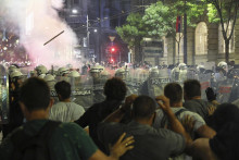 Na snímke demonštrácia za predčasné voľby v Belehrade 28. júna 2025. FOTO: TASR/AP