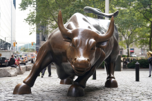 Býk na burze znamená rastúci trend kurzov akcií. Bronzový býk neďaleko Wall Street v New Yorku symbolizuje bohatstvo a je na predaj za 70 miliónov dolárov. FOTO: REUTERS
