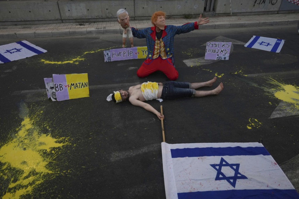 Demonštranti sa zhromaždili v uliciach Tel Avivu a žiadali izraelskú vládu, aby zabezpečila prepustenie rukojemníkov, ktorých v Pásme Gazy zadržiava palestínske militantné hnutie Hamas v sobotu 28. júna 2025. FOTO: TASR/AP