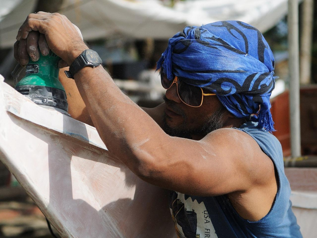 Stavbár s okuliarmi a šatkou na hlave. FOTO: Pixabay