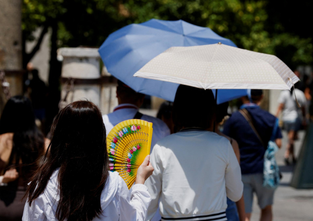 Ľudia majú s veľkou horúčavou bohaté skúsenosti, a vyhýbajú sa tak športovým aktivitám, nosia ľahké oblečenie, vychádzajú z domu skôr ráno alebo večer a pijú veľa vody. FOTO: REUTERS