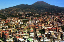 Pohľad na Vezuv týčiaci sa nad juhotalianskym mestom Neapol. FOTO: REUTERS