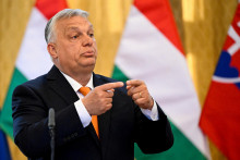 Maďarský premiér Viktor Orbán na aprílovej návšteve Bratislavy ukazoval, ako blízko má k slovenskému premiérovi Robertovi Ficovi. FOTO: Reuters/R. Stoklasa