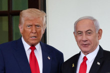 Americký prezident Donald Trump víta izraelského premiéra Benjamina Netanjahua pri vchode do Bieleho domu vo Washingtone, D.C., USA, 7. apríla 2025. FOTO: REUTERS
