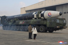 Severokórejský vodca Kim Čong-un spolu so svojou dcérou kontrolujú medzikontinentálnu balistickú strelu. FOTO: Reuters