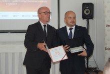 Ocenenie Vedec roka SR 2024 odovzdal Ivovi Petrášovi (vpravo) predseda hodnotiacej komisie Peter Samuely zo SAV. FOTO: ZSVTS