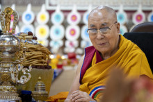 Tibetský duchovný vodca dalajláma počas osláv svojich 90. narodenín. FOTO: TASR/AP