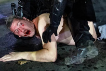 Srbská polícia zatýka ľudí na protivládnych demonštráciách v centre Belehradu. FOTO: Reuters