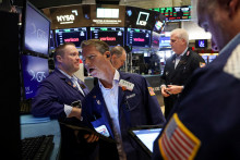 Obchodníci pracujú na parkete na Newyorskej burze cenných papierov (NYSE) v New Yorku, USA, 30. júna 2025. FOTO: REUTERS