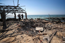 Palestínčania kontrolujú miesto izraelského leteckého útoku na kaviareň Al-Baqa v západnej časti mesta Gaza 30. júna 2025. FOTO: REUTERS