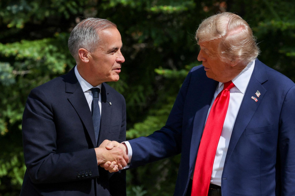 Kanadský premiér Mark Carney víta amerického prezidenta Donalda Trumpa pri jeho príchode na samit lídrov G7 v Kananaskise. FOTO: Reuters