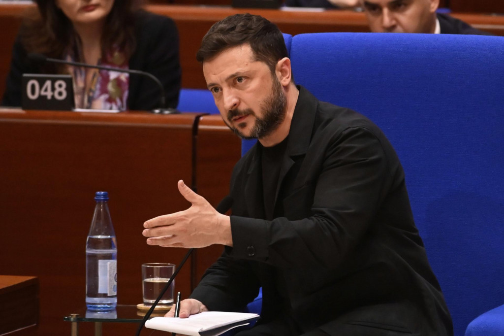 Ukrajinský prezident Volodymyr Zelenskyj počas prejavu v Rade Európy (RE) po tom, ako podpísal s RE dohodu o zriadení tribunálu na stíhanie Ruska v Štrasburgu 25. júna 2025.  FOTO TASR/AP
