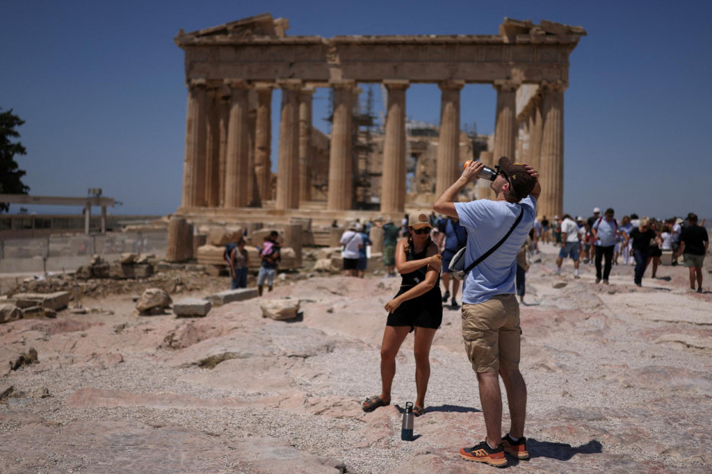 Vlna horúčav zasiahla aj Atény. FOTO: Reuters