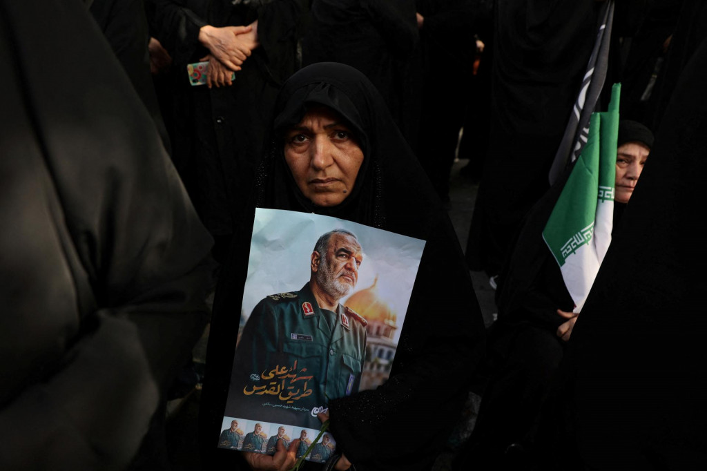 Žena drží fotografiu veliteľa Zboru islamských revolučných gárd generálmajora Hosejna Salámího počas pohrebného sprievodu iránskych vojenských veliteľov a jadrových vedcov zabitých pri izraelských útokoch. FOTO: Reuters