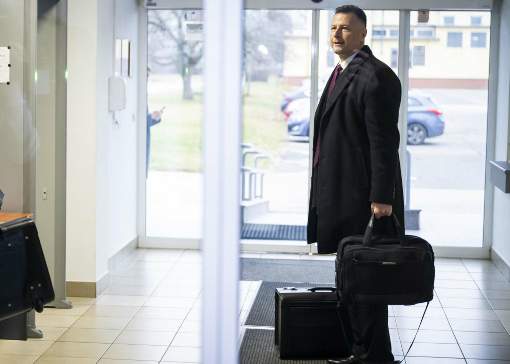 Na snímke bývalý minister spravodlivosti SR Gábor G. prichádza na hlavné pojednávanie na Špecializovanom trestnom súde v Pezinku 25. februára 2025 v Bratislave. Gábor G. čelí obžalobe z prijatia 50-tisícového úplatku v súvislosti s prideľovaním pozemkov Slovenského pozemkového fondu. FOTO TASR - Jakub Kotian *** Local Caption *** Gábor Gál úplatky prideľovanie pozemky Slovenský pozemkový fond FOTO: Jakub Kotian