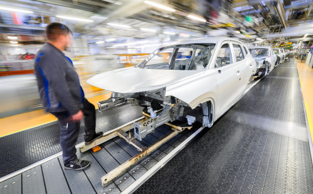 Automobilový priemysel lákal Slovensko lacnou pracovnou silou. Táto výhoda však odchádza do úzadia. FOTO: TASR/DPA